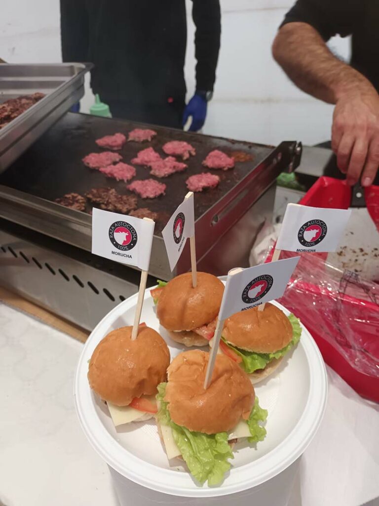 degustación de mini hamburguesas de carne de morucha en ciudad rodrigo